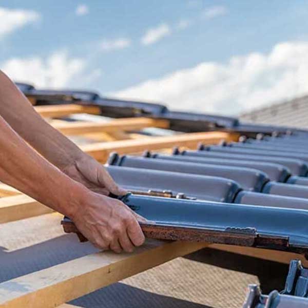 immagine di un operatore che posa delle tegole