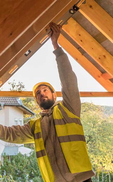 un operaio di matteo costruzioni all'opera