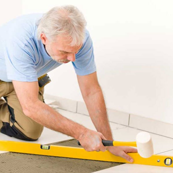 un operatore che sistema un pavimento